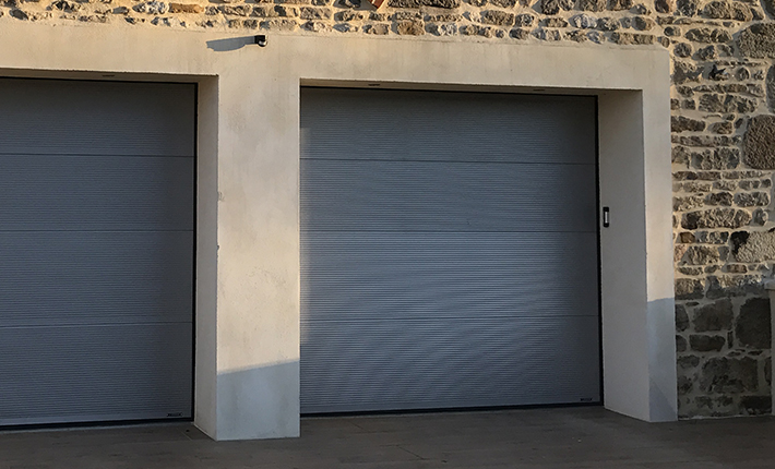 Porte de garage sectionnelle avec panneaux micro rénurés _ SARL BERGER